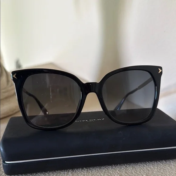 Givenchy | Accessories | Like New Givenchy 54 Mm Square  display picture 1